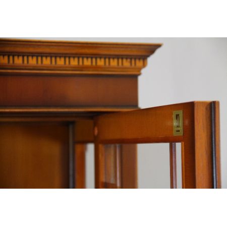 Eibenholz Heldensee Vitrine mit Regency Verglasung