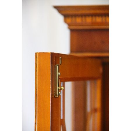 Eibenholz Heldensee Vitrine mit Regency Verglasung