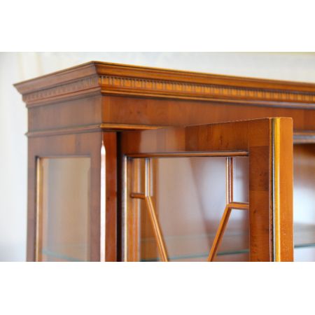 Eibenholz Heldensee Vitrine mit Regency Verglasung