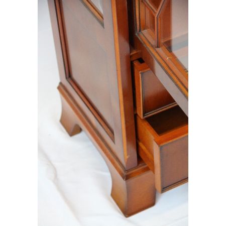 Eibenholz Heldensee Vitrine mit Regency Verglasung