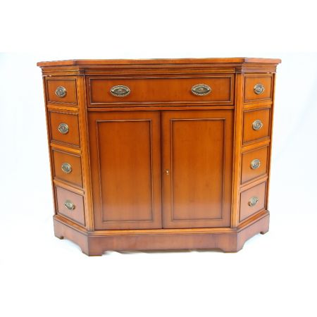 Heldense Eckschrank/ Corner Cupboard aus Eibenholz