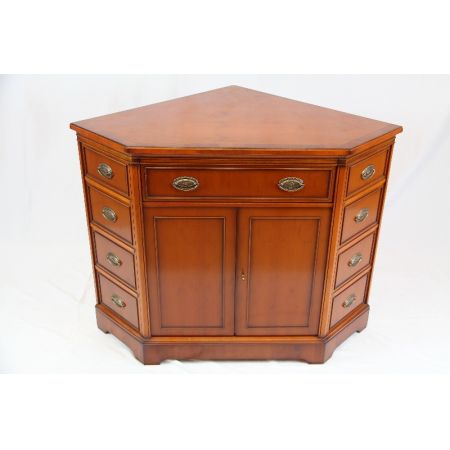 Heldense Eckschrank/ Corner Cupboard aus Eibenholz