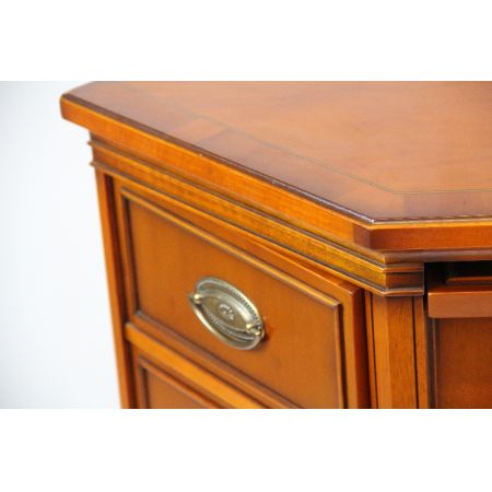 Heldense Eckschrank/ Corner Cupboard aus Eibenholz