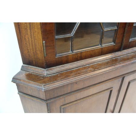 Vitrinen-Eckschrank/ Corner Cupbaord aus Mahagoni