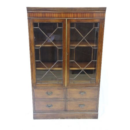 Display Cabinet/ Eibenvitrine, Heldense