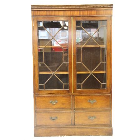 Display Cabinet/ Eibenvitrine, Heldense
