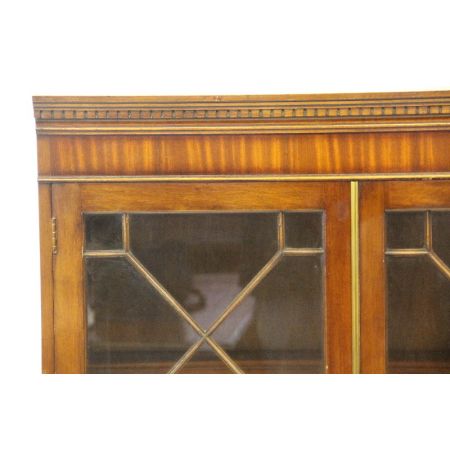 Display Cabinet/ Eibenvitrine, Heldense