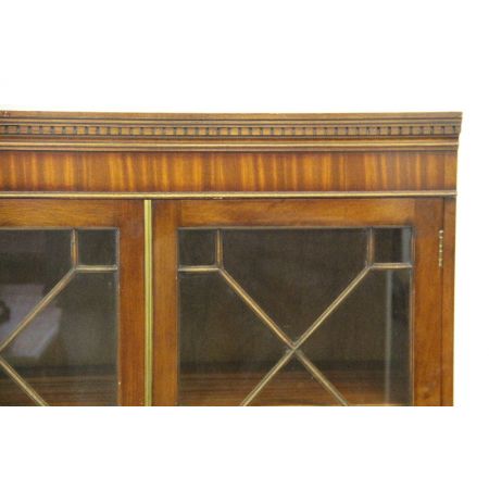 Display Cabinet/ Eibenvitrine, Heldense