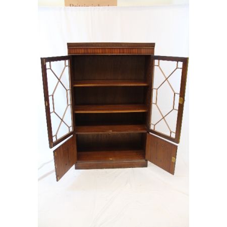 Display Cabinet/ Eibenvitrine, Heldense