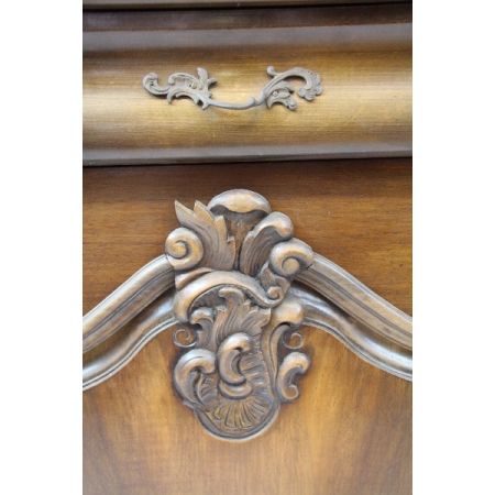 Vitrinen-Eckschrank Victorian mit Holzaplikationen