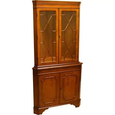 Englische Eckvitrine Double Corner Cabinet, in Mahagoni, Eibe u. mehr erhältlich