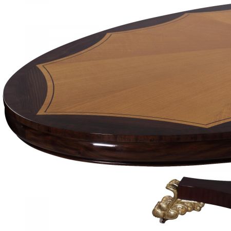 Ovaler Esstisch mit hochwertigen Funieren