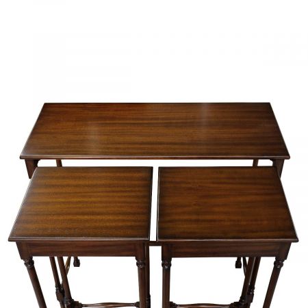 "Set of 3 Tables" - Kleiner Tisch in Mahagoni