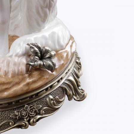 Hund Porzellanfigur auf Bronsesockel