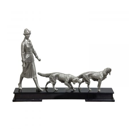 "Jägerin mit Hunden" vernickelte Bronzefigur mit handbemalten Akzenten
