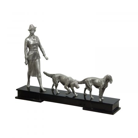 "Jägerin mit Hunden" vernickelte Bronzefigur mit handbemalten Akzenten