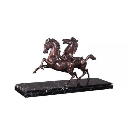 "Gallopierende Pferde" Bronzefigur auf Marmorsockel