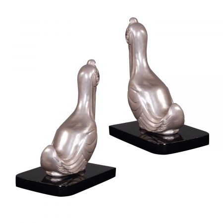 "Bücherstützen Pelikane" vernickelte Bronzefiguren mit handbemalten Details