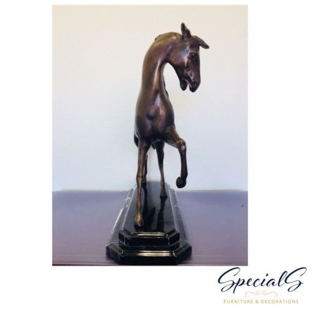 "Pferld auf Marmorsockel"