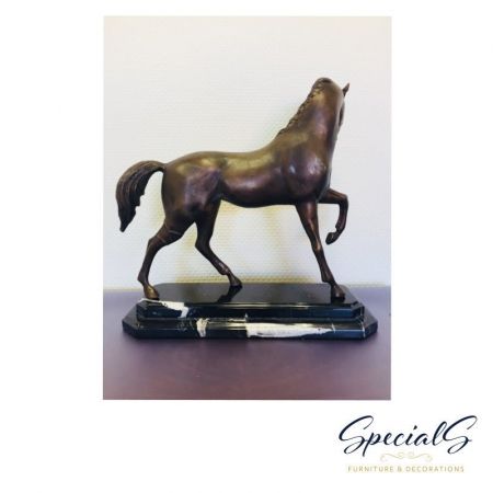 "Pferld auf Marmorsockel"