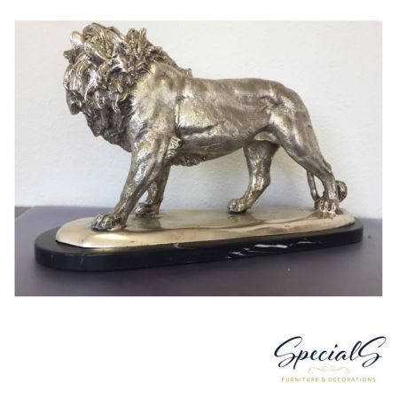 "Stehender Löwe auf Marmorsockel" vernickelte Bronzefigur mit Handbemalten Details