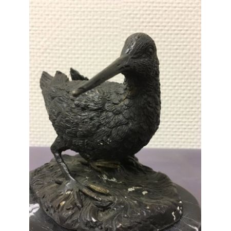 "Schnepfe auf Marmorsockel"