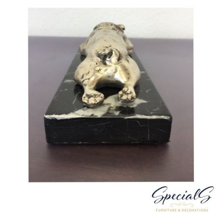 "Liegender Mops auf Marmorfuß" vernickelte Bronzefigur mit handbemalten Details