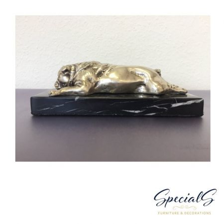 "Liegender Mops auf Marmorfuß" vernickelte Bronzefigur mit handbemalten Details