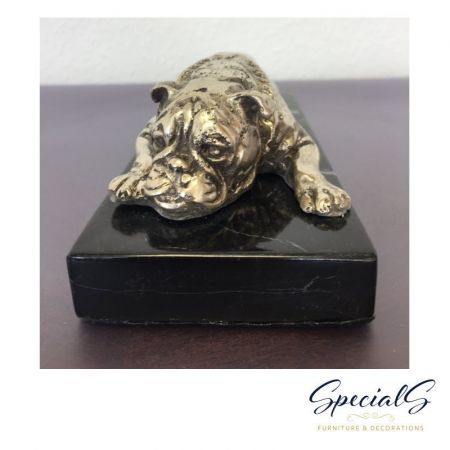 "Liegender Mops auf Marmorfuß" vernickelte Bronzefigur mit handbemalten Details