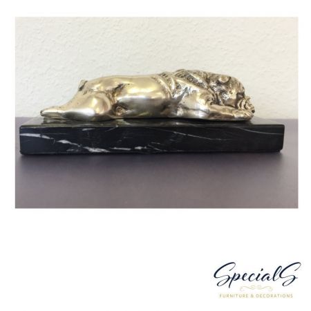 "Liegender Mops auf Marmorfuß" vernickelte Bronzefigur mit handbemalten Details