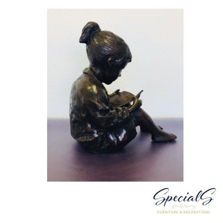 "Sitzendes Mädchen mit Buch" Bronzefigur