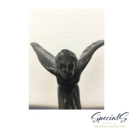 "Mädchen mit Flügeln auf Marmorsockel" Bronzefigur