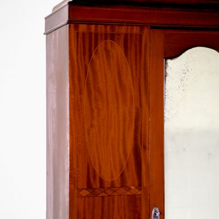 Antiker Mahagoni-Kleiderschrank aus England, ca. 1910 – Funktionaler Garderobenschrank mit feiner Patina und abnehmbarer Krone.