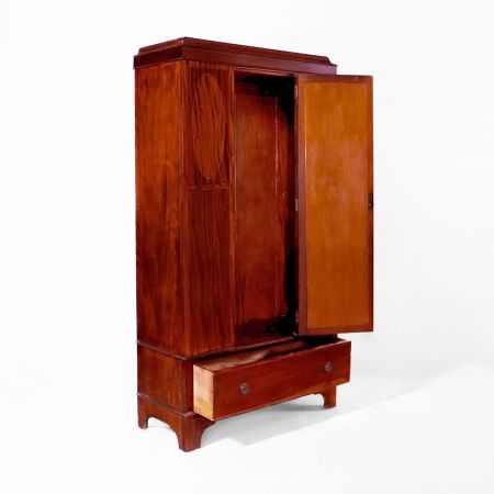 Antiker Mahagoni-Kleiderschrank aus England, ca. 1910 – Funktionaler Garderobenschrank mit feiner Patina und abnehmbarer Krone.