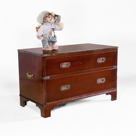 Antike Military Kommode aus Mahagoni – Handgefertigt im 19. Jahrhundert mit typischen Marinegriffen.