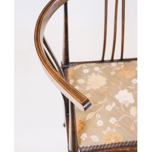 Antiker corner chair / Eckstuhl mit aufwenidgen Bandintarsien und floralem Sitzposter