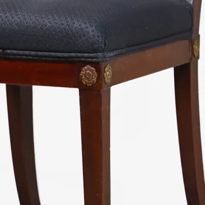 Stuhl mit Löwenfüßen