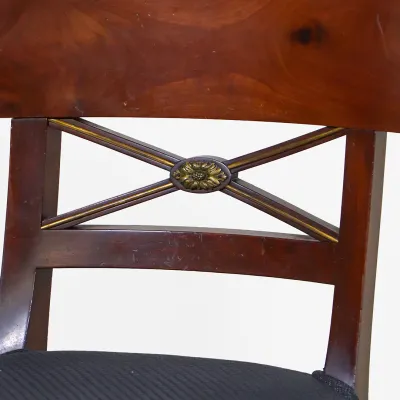 Stuhl mit Löwenfüßen