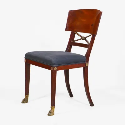 Stuhl mit Löwenfüßen