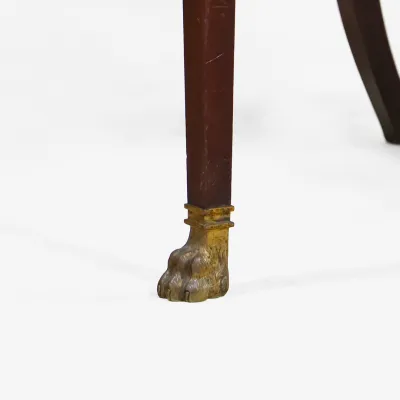 Stuhl mit Löwenfüßen