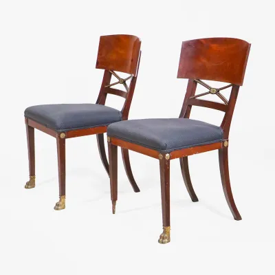 Stuhl mit Löwenfüßen