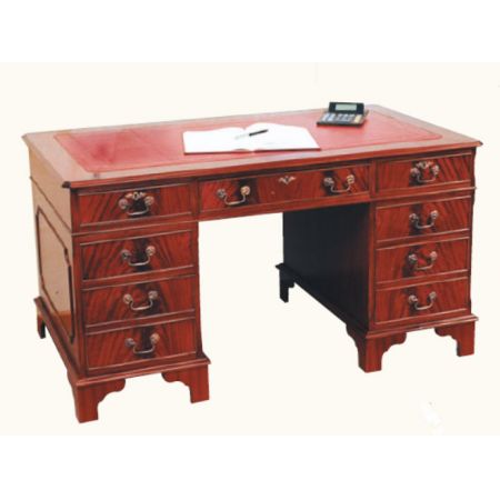 Mittelgroßer Schreibtisch "Pedestal Desk" mit Schubladen