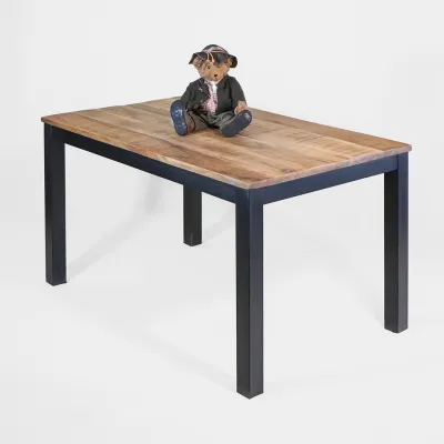 Esstisch im Industriedesign