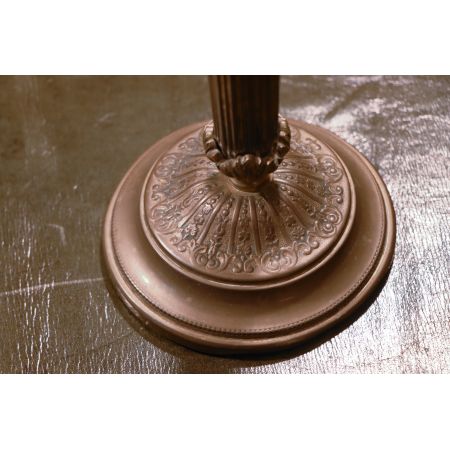 Tischlampe in Messing mit eleganten Verzierungen