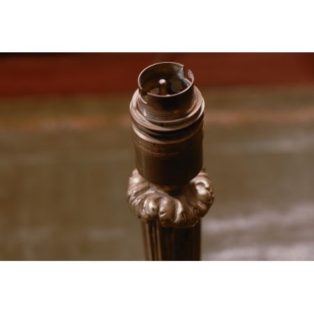 Tischlampe in Messing mit eleganten Verzierungen