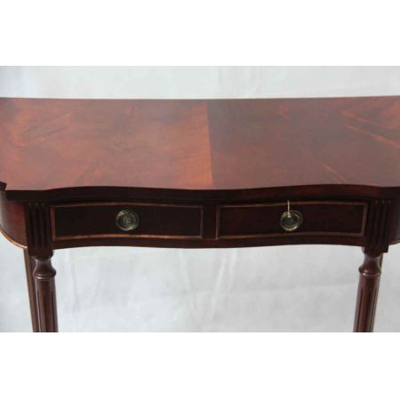 "Sidetable in Mahagoni"