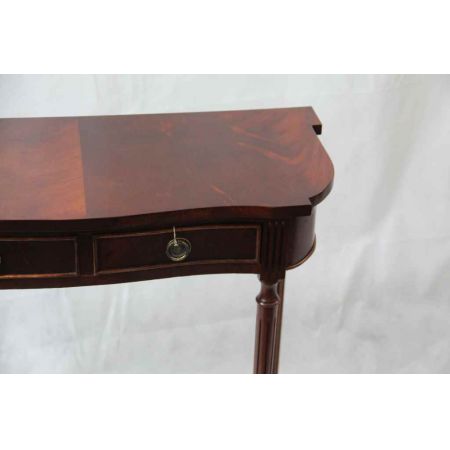 "Sidetable in Mahagoni"