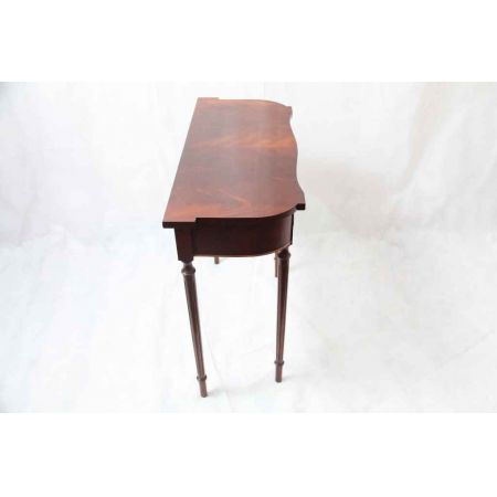 "Sidetable in Mahagoni"