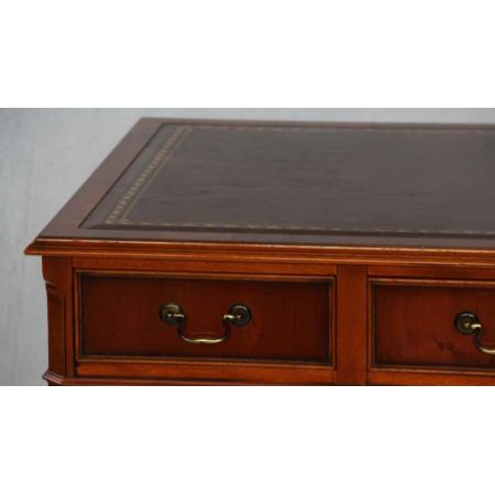 "Pedastal Desk" Schreibtisch in Eibe - ebenfalls in Mahagoni erhältlich