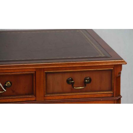 "Pedastal Desk" Schreibtisch in Eibe - ebenfalls in Mahagoni erhältlich